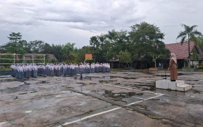 Hari Pertama Sekolah Pascalibur Idulfitri 1447 H, SMAN 1 Cempaga Gelar Upacara dan Halal Bihalal di Tengah Guyuran Hujan